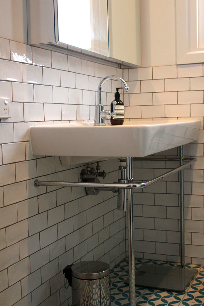 Идея дизайна: маленькая главная ванная комната в современном стиле с раковиной с пьедесталом, плоскими фасадами, душем без бортиков, белой плиткой, цементной плиткой, белыми стенами и полом из керамической плитки для на участке и в саду