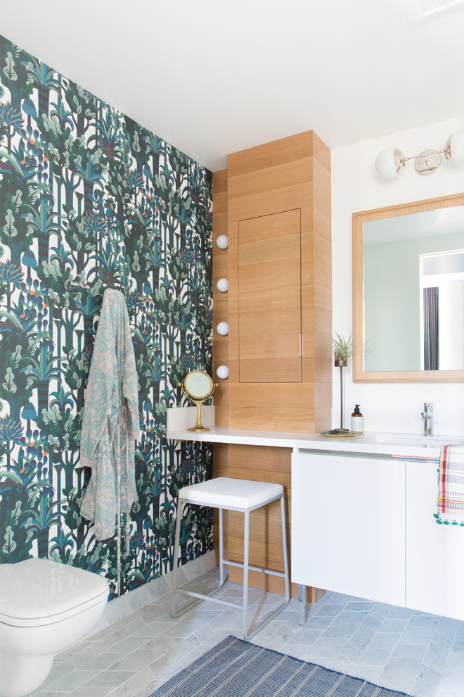 Mid-Century Badezimmer mit flächenbündigen Schrankfronten, Marmorboden, grauem Boden, weißer Waschtischplatte, weißen Schränken, bunten Wänden und Unterbauwaschbecken in San Francisco
