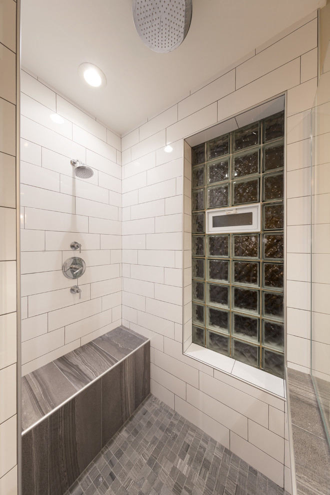 Immagine di una stanza da bagno padronale design di medie dimensioni con doccia ad angolo, piastrelle bianche, piastrelle a mosaico, pareti beige e pavimento con piastrelle a mosaico