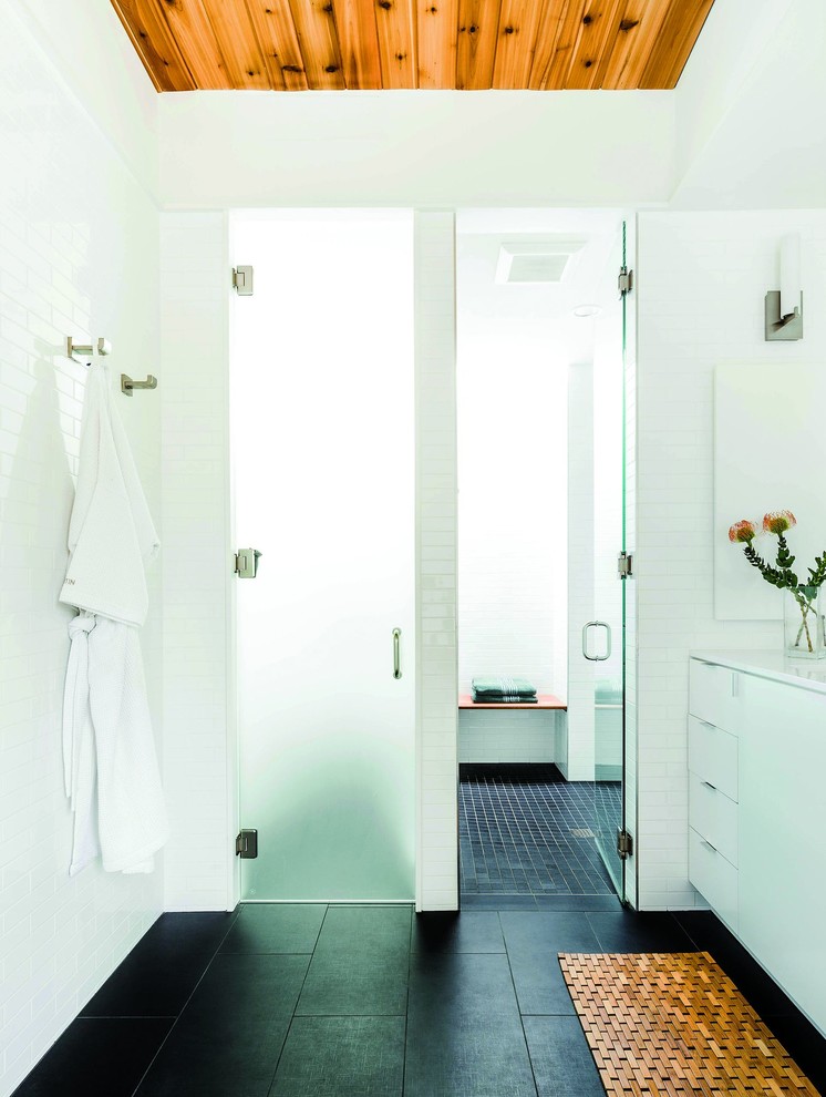 На фото: ванная комната в современном стиле с душем с распашными дверями