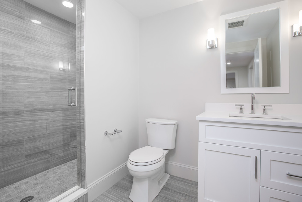 Exempel på ett klassiskt badrum, med grå kakel