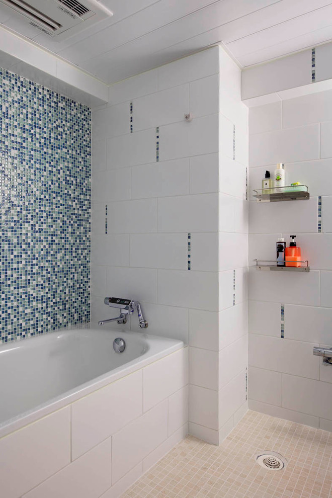Ispirazione per una stanza da bagno padronale contemporanea di medie dimensioni con vasca da incasso, doccia aperta, WC monopezzo, piastrelle bianche, piastrelle in ceramica, pareti bianche e pavimento con piastrelle in ceramica