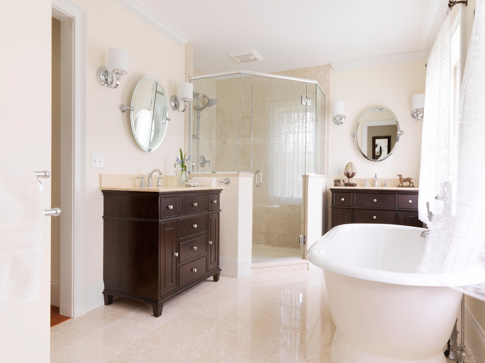 Immagine di una stanza da bagno padronale classica con ante in legno bruno, top in marmo, vasca freestanding, doccia ad angolo, piastrelle beige, piastrelle in pietra e pavimento in marmo