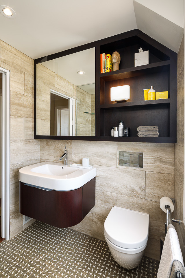 Ejemplo de cuarto de baño principal contemporáneo pequeño con lavabo integrado, armarios con paneles lisos, puertas de armario de madera en tonos medios, ducha abierta, sanitario de pared, baldosas y/o azulejos beige, baldosas y/o azulejos en mosaico, paredes beige y suelo de mármol
