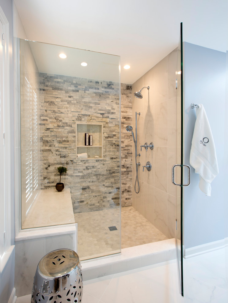 Imagen de cuarto de baño principal clásico grande con ducha esquinera, baldosas y/o azulejos grises, losas de piedra, paredes azules, suelo de mármol, suelo blanco y ducha con puerta con bisagras