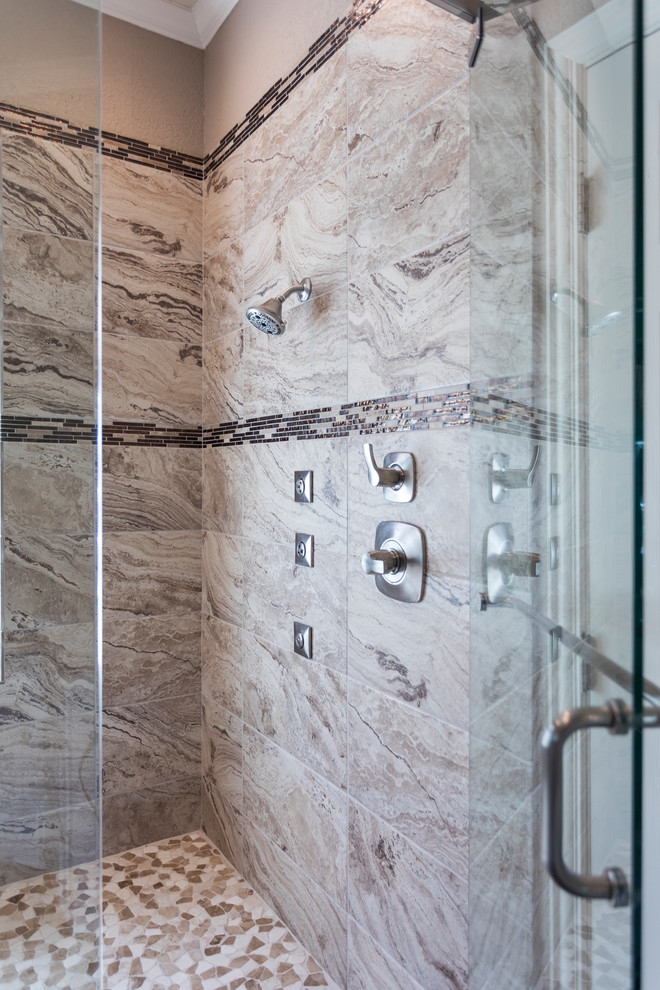 На фото: большая главная ванная комната в стиле неоклассика (современная классика) с двойным душем, коричневой плиткой, керамогранитной плиткой, полом из галечной плитки, коричневым полом и душем с распашными дверями