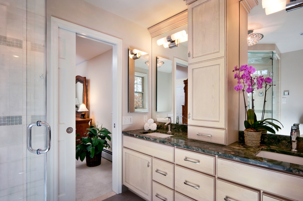 Mittelgroßes Klassisches Badezimmer mit offener Dusche, grauen Fliesen und beiger Wandfarbe in Philadelphia