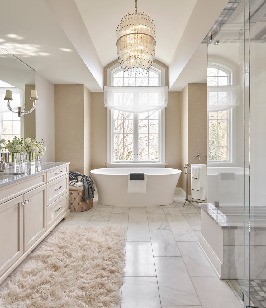 Inspiration för klassiska grått badrum, med luckor med infälld panel, beige skåp, ett fristående badkar, en hörndusch, beige väggar, ett undermonterad handfat, vitt golv och dusch med gångjärnsdörr