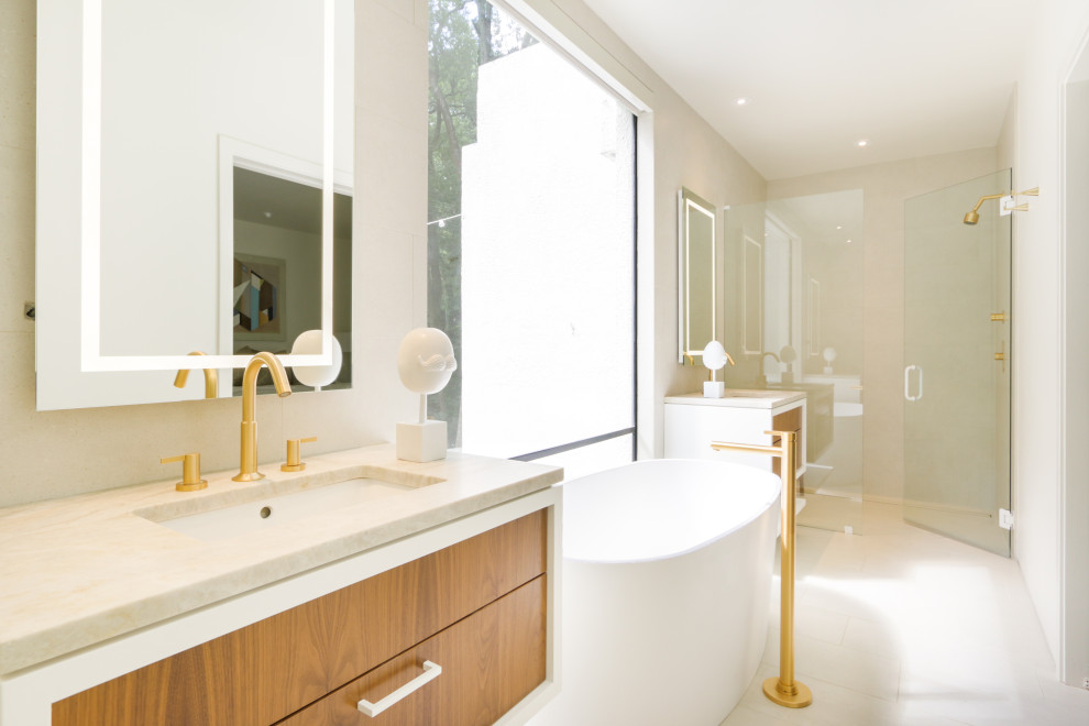 Immagine di una grande stanza da bagno padronale moderna con ante lisce, ante bianche, lavabo sottopiano, top in marmo, top beige, due lavabi e mobile bagno sospeso