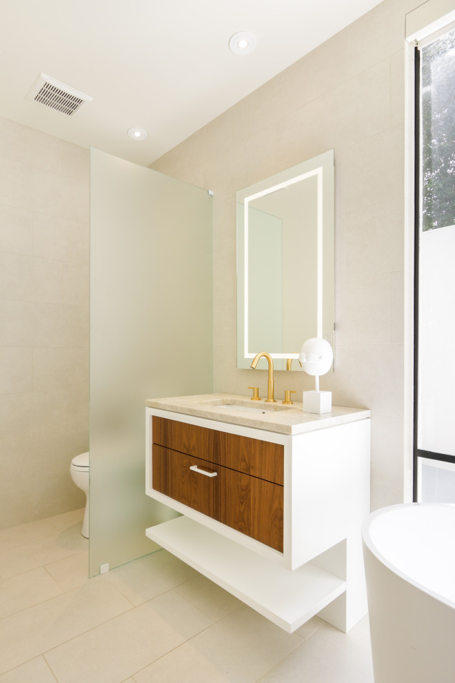 Ejemplo de cuarto de baño principal, doble y flotante actual de tamaño medio con armarios con paneles lisos, puertas de armario blancas, lavabo bajoencimera, encimera de mármol y encimeras beige