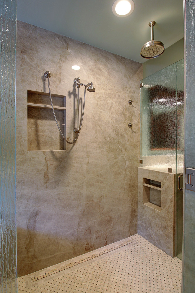 Idee per una stanza da bagno padronale tradizionale di medie dimensioni con doccia a filo pavimento, pareti verdi, pavimento in gres porcellanato, lavabo sottopiano, top in quarzite e piastrelle beige