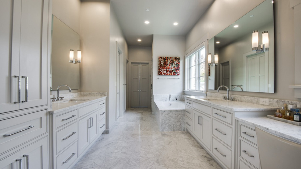 Imagen de cuarto de baño principal clásico renovado con bañera encastrada sin remate, paredes grises, suelo de mármol, lavabo bajoencimera, encimera de mármol y suelo blanco