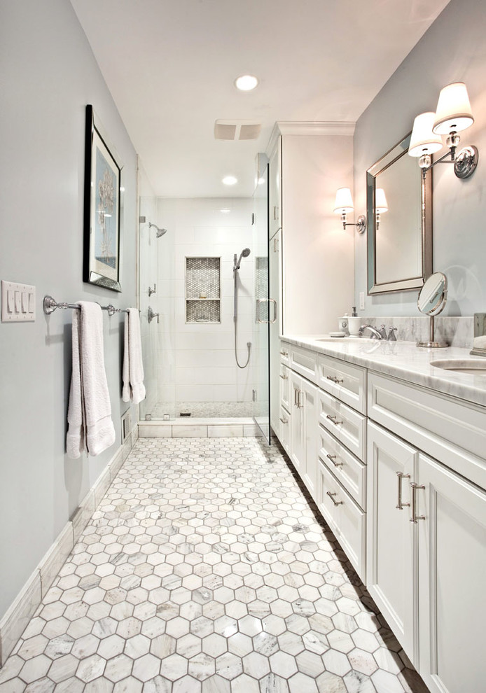 Пример оригинального дизайна: узкая и длинная ванная комната в классическом стиле с фасадами с утопленной филенкой, белыми фасадами, двойным душем, белой плиткой, керамической плиткой, синими стенами, полом из мозаичной плитки, врезной раковиной, душевой кабиной и мраморной столешницей