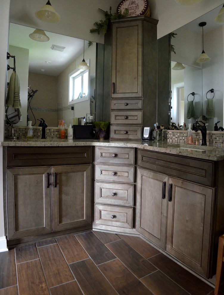Foto på ett litet vintage en-suite badrum, med ett undermonterad handfat, luckor med infälld panel, skåp i slitet trä, granitbänkskiva, brun kakel, mosaik, vita väggar och klinkergolv i keramik