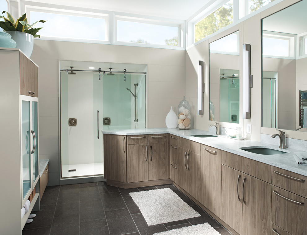 Immagine di una stanza da bagno contemporanea con piastrelle in ceramica, top in granito e lavabo sottopiano