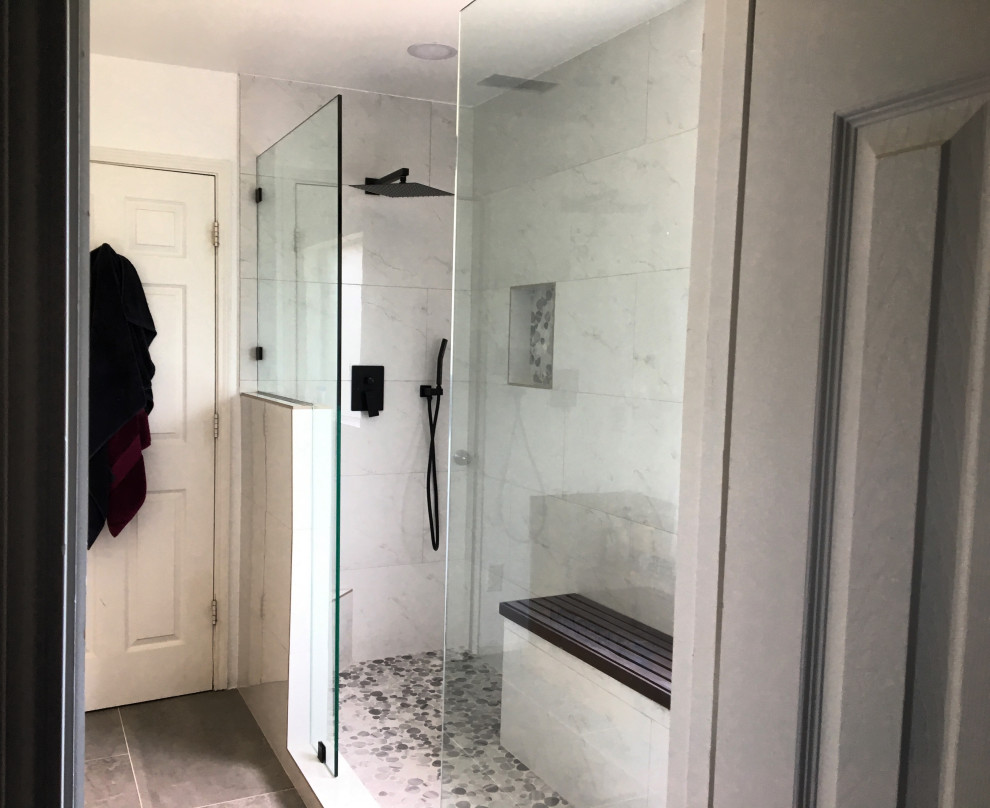 На фото: большая главная ванная комната в стиле модернизм с белыми фасадами, двойным душем, белой плиткой, керамической плиткой, белыми стенами, полом из керамической плитки, столешницей из искусственного кварца, серым полом и открытым душем с