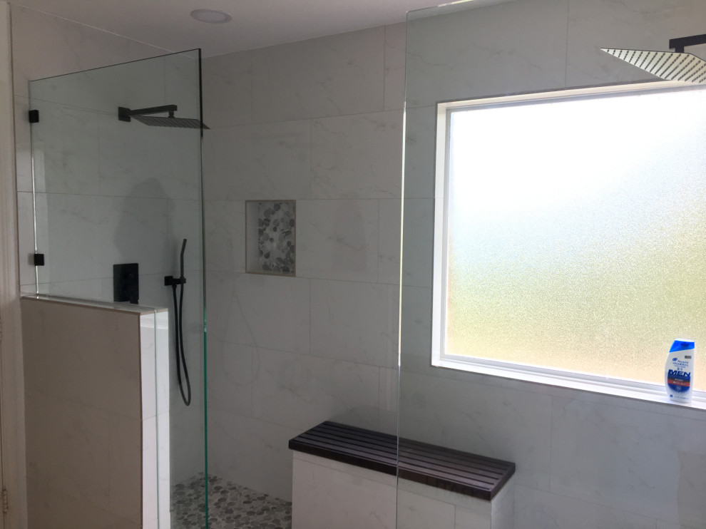 Modern inredning av ett stort en-suite badrum, med vita skåp, en dubbeldusch, vit kakel, keramikplattor, vita väggar, klinkergolv i keramik, bänkskiva i kvarts, grått golv och med dusch som är öppen