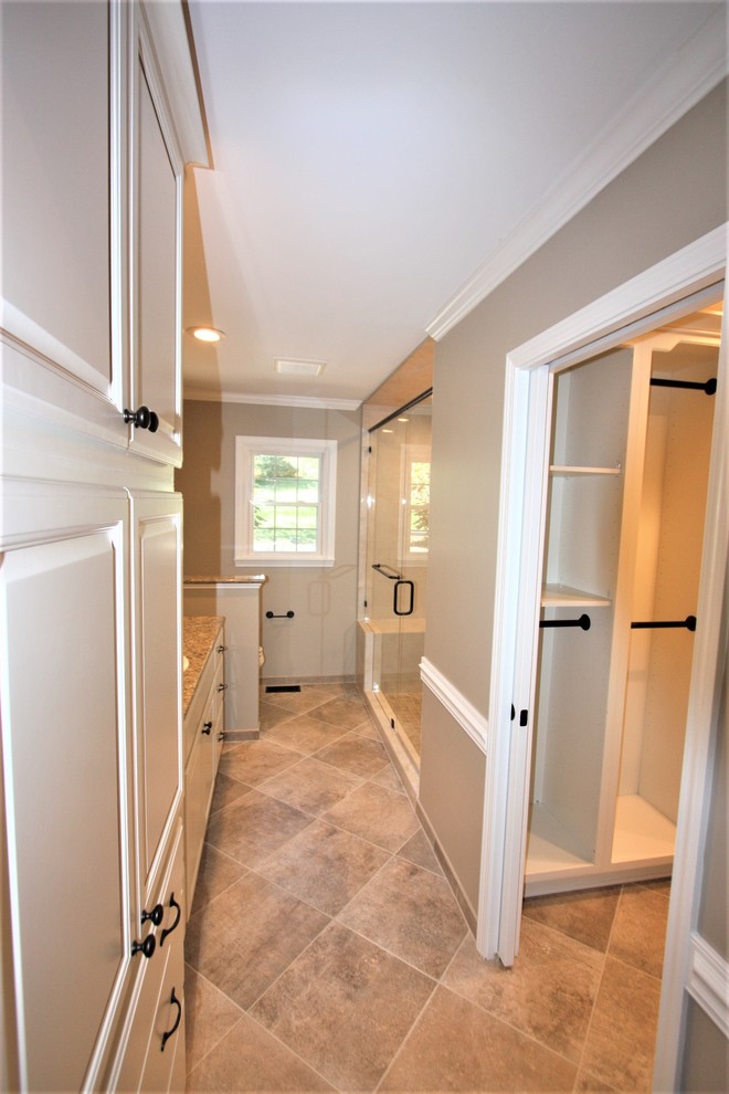 Idéer för stora vintage en-suite badrum, med luckor med upphöjd panel, vita skåp, en öppen dusch, beige kakel, porslinskakel, beige väggar, klinkergolv i porslin, ett nedsänkt handfat och bänkskiva i kvartsit