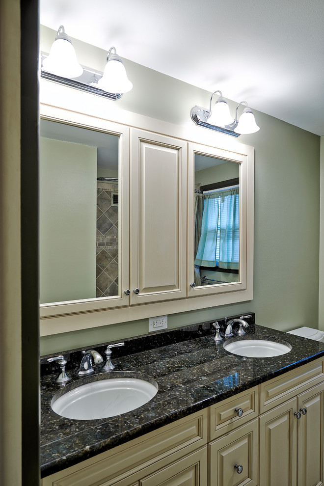 Exemple d'une petite salle de bain tendance en bois clair avec un lavabo posé, WC séparés, un carrelage multicolore, un mur beige et un sol en carrelage de céramique.