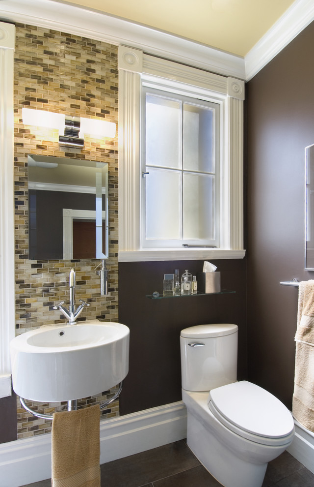 Esempio di una stanza da bagno design con piastrelle a mosaico e lavabo sospeso