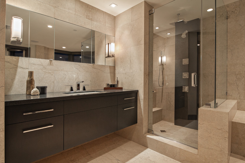 Exempel på ett mycket stort modernt svart svart en-suite badrum, med släta luckor, en dusch i en alkov, svarta skåp, ett hörnbadkar, beige kakel, marmorkakel, beige väggar, marmorgolv, ett undermonterad handfat, bänkskiva i kalksten, beiget golv och dusch med gångjärnsdörr