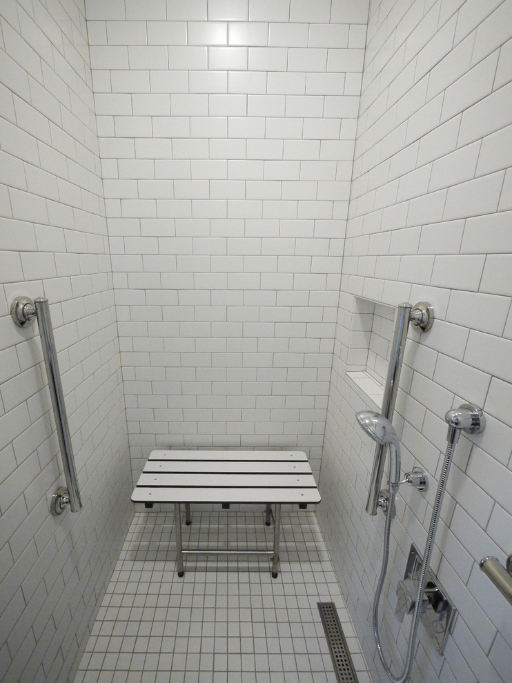 Aménagement d'une grande salle de bain principale moderne en bois clair avec un placard à porte plane, une douche à l'italienne, WC à poser, un carrelage blanc, un carrelage métro, un mur blanc, un sol en linoléum, un lavabo posé, un plan de toilette en quartz, un sol gris et un plan de toilette gris.