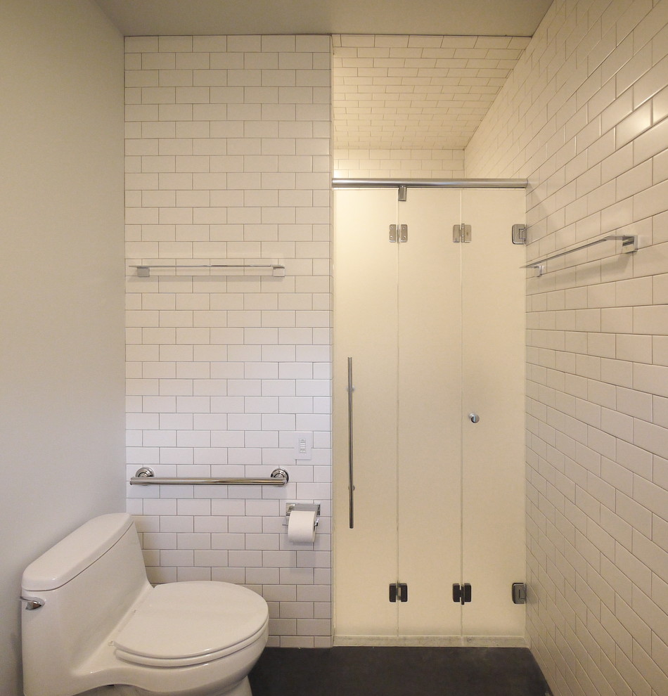 Aménagement d'une grande salle de bain principale moderne en bois clair avec un placard à porte plane, une douche à l'italienne, WC à poser, un carrelage blanc, un carrelage métro, un mur blanc, un sol en linoléum, un lavabo posé, un plan de toilette en quartz, un sol gris et un plan de toilette gris.