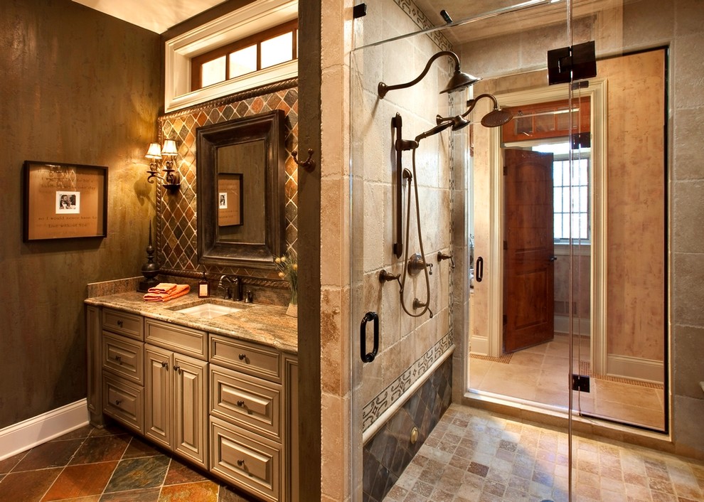 Пример оригинального дизайна: ванная комната в классическом стиле с столешницей из гранита