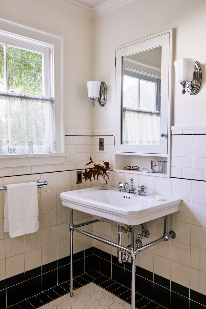 Foto de cuarto de baño principal tradicional con baldosas y/o azulejos blancas y negros, paredes blancas, lavabo tipo consola y suelo multicolor