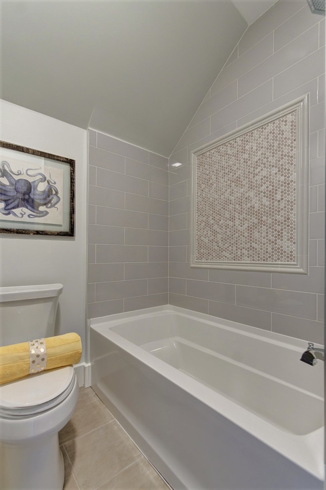 Пример оригинального дизайна: главная ванная комната среднего размера в стиле неоклассика (современная классика) с фасадами с филенкой типа жалюзи, белыми фасадами, душем без бортиков, унитазом-моноблоком, разноцветной плиткой, плиткой кабанчик, желтыми стенами, мраморным полом, настольной раковиной, столешницей из искусственного кварца, белым полом и душем с распашными дверями