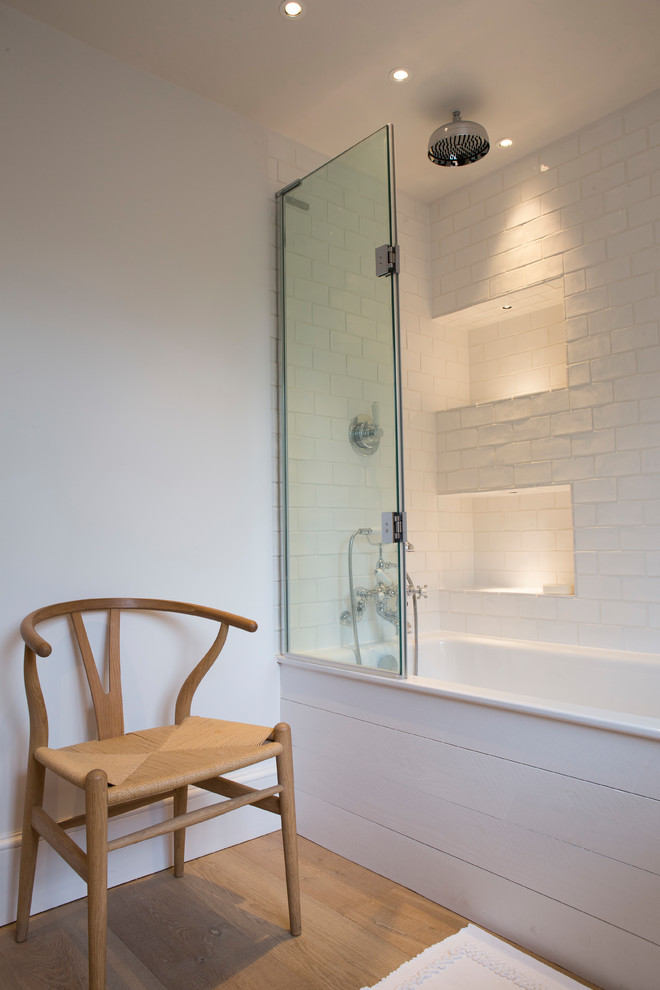 Идея дизайна: маленькая детская ванная комната в классическом стиле с накладной ванной, душем над ванной, белой плиткой, керамогранитной плиткой, белыми стенами и светлым паркетным полом для на участке и в саду