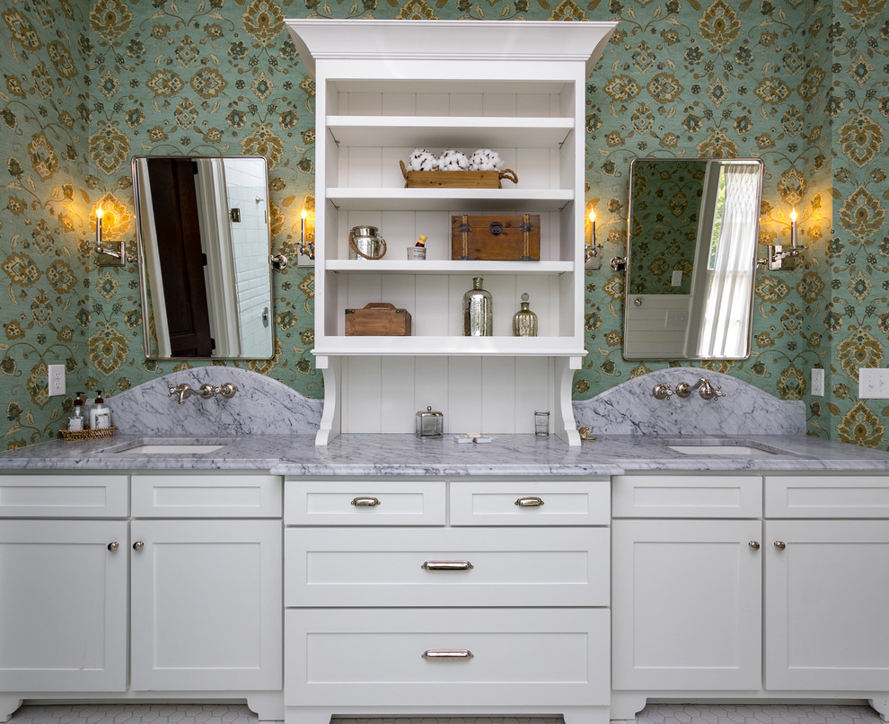 Landhaus Badezimmer En Suite mit Schrankfronten im Shaker-Stil, weißen Schränken, bunten Wänden, Unterbauwaschbecken und grauer Waschtischplatte in Nashville