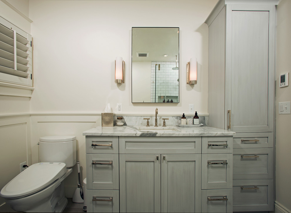 Exempel på ett mellanstort klassiskt en-suite badrum, med ett undermonterad handfat, skåp i shakerstil, grå skåp, marmorbänkskiva, ett fristående badkar, en hörndusch, en toalettstol med separat cisternkåpa, vit kakel, keramikplattor, vita väggar och klinkergolv i keramik