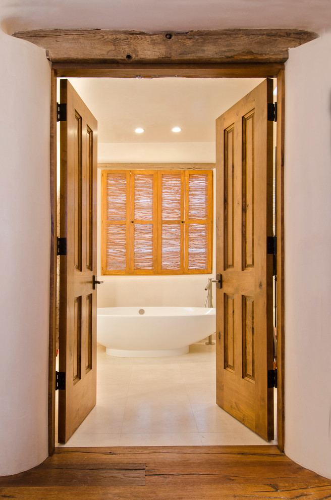 Источник вдохновения для домашнего уюта: главная ванная комната среднего размера в средиземноморском стиле с отдельно стоящей ванной и бежевыми стенами