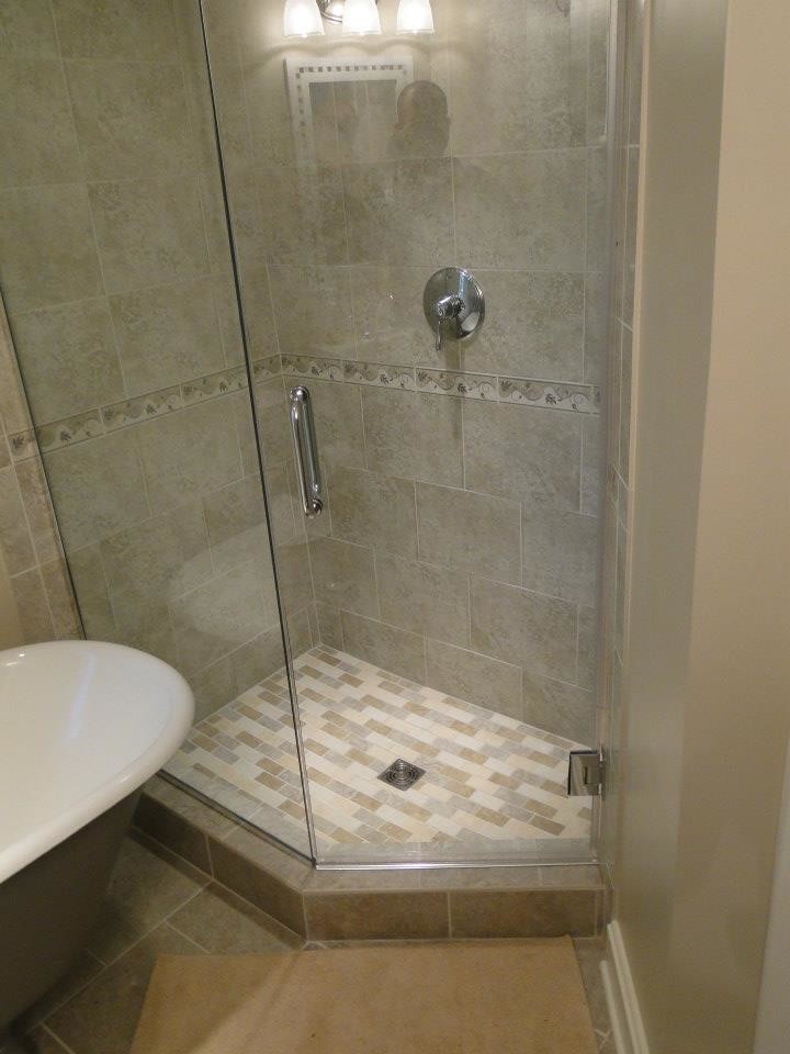 Стильный дизайн: большая главная ванная комната в классическом стиле с отдельно стоящей ванной, угловым душем, раздельным унитазом, бежевой плиткой, бежевыми стенами и полом из керамической плитки - последний тренд