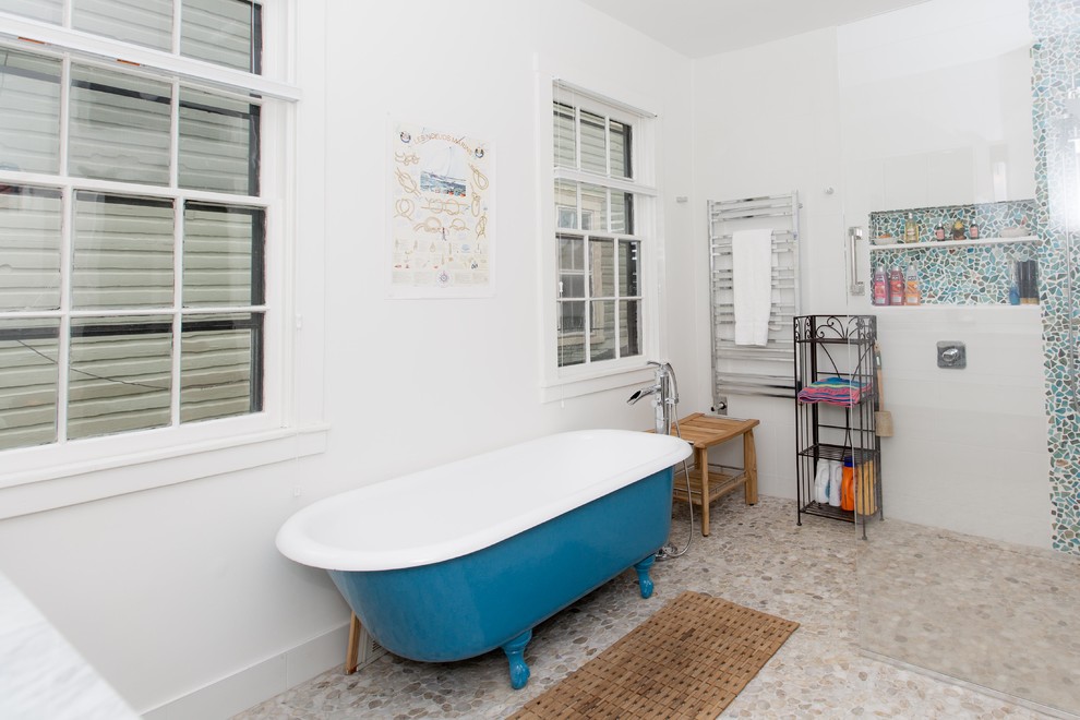 Réalisation d'une douche en alcôve principale minimaliste de taille moyenne avec une baignoire sur pieds, un mur blanc, un sol en galet, un plan de toilette en marbre, un sol beige et aucune cabine.