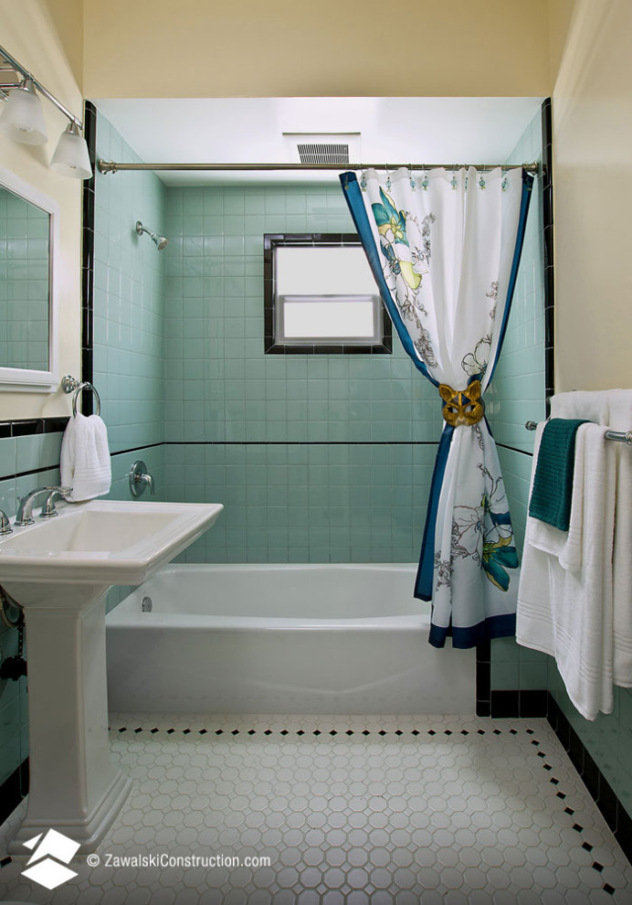 На фото: ванная комната в классическом стиле с ванной в нише, душем над ванной, зеленой плиткой, керамической плиткой, полом из керамической плитки, раковиной с пьедесталом, белым полом, шторкой для ванной, тумбой под одну раковину и напольной тумбой