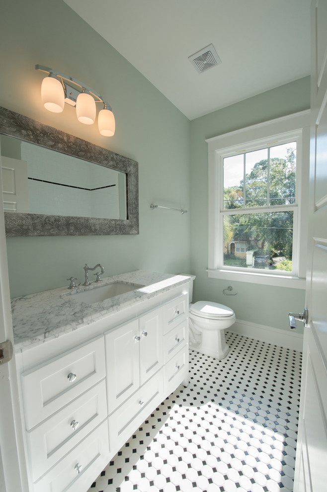 На фото: ванная комната в викторианском стиле с фасадами в стиле шейкер, белыми фасадами, ванной в нише, черно-белой плиткой, серыми стенами, полом из керамической плитки и мраморной столешницей с