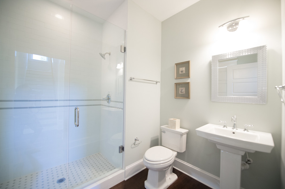 Cette image montre une douche en alcôve victorienne avec WC séparés, un carrelage blanc, des carreaux de céramique, un mur gris, parquet foncé et un lavabo de ferme.