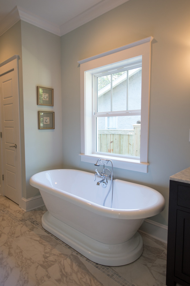Cette image montre une douche en alcôve victorienne en bois foncé avec un placard à porte shaker, une baignoire indépendante, WC séparés, un carrelage blanc, des carreaux de céramique, un mur gris, un sol en marbre, un lavabo encastré et un plan de toilette en marbre.