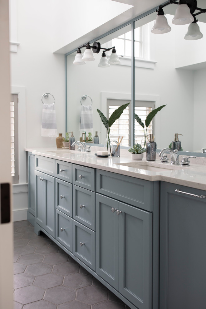 Exempel på ett stort lantligt grå grått badrum med dusch, med skåp i shakerstil, grå skåp, vita väggar, klinkergolv i porslin, ett undermonterad handfat och grått golv