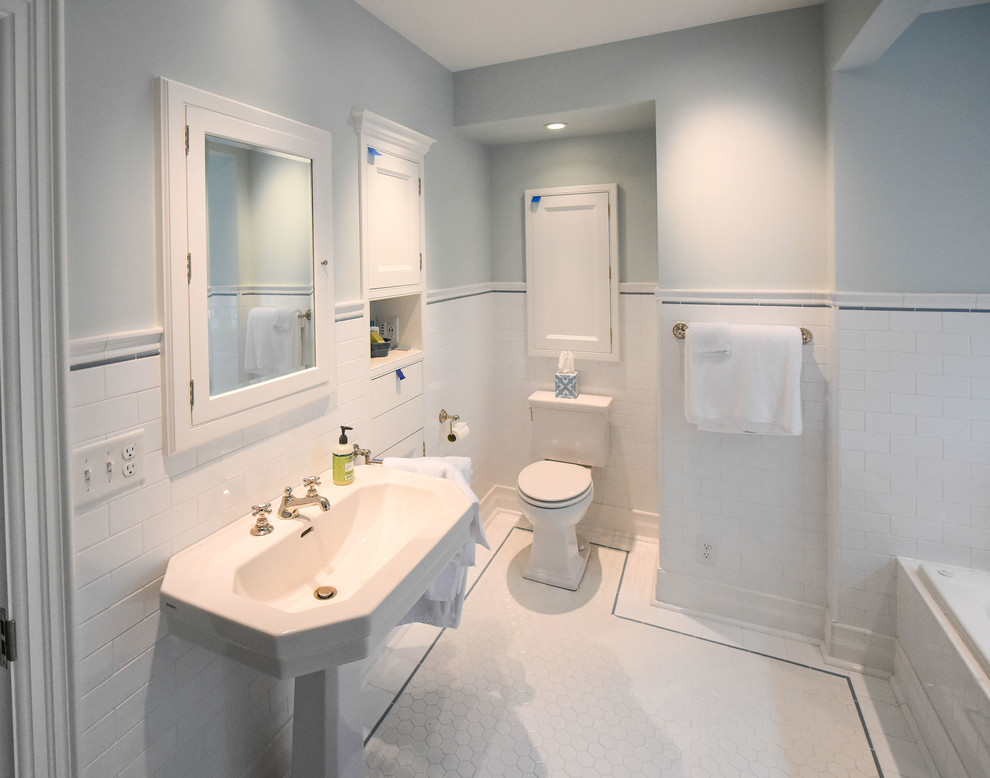 Idee per una stanza da bagno classica con vasca da incasso, doccia ad angolo, WC a due pezzi, piastrelle blu, piastrelle in ceramica, pareti blu, pavimento in gres porcellanato, lavabo a colonna, pavimento bianco e porta doccia a battente