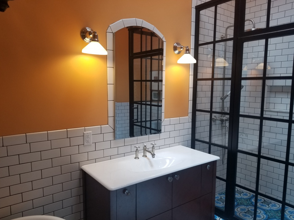 Источник вдохновения для домашнего уюта: большая главная ванная комната в стиле неоклассика (современная классика) с коричневыми фасадами, ванной на ножках, угловым душем, синей плиткой, цементной плиткой, оранжевыми стенами, синим полом, душем с распашными дверями, белой столешницей, тумбой под одну раковину, встроенной тумбой, полом из цементной плитки, монолитной раковиной и столешницей из искусственного камня
