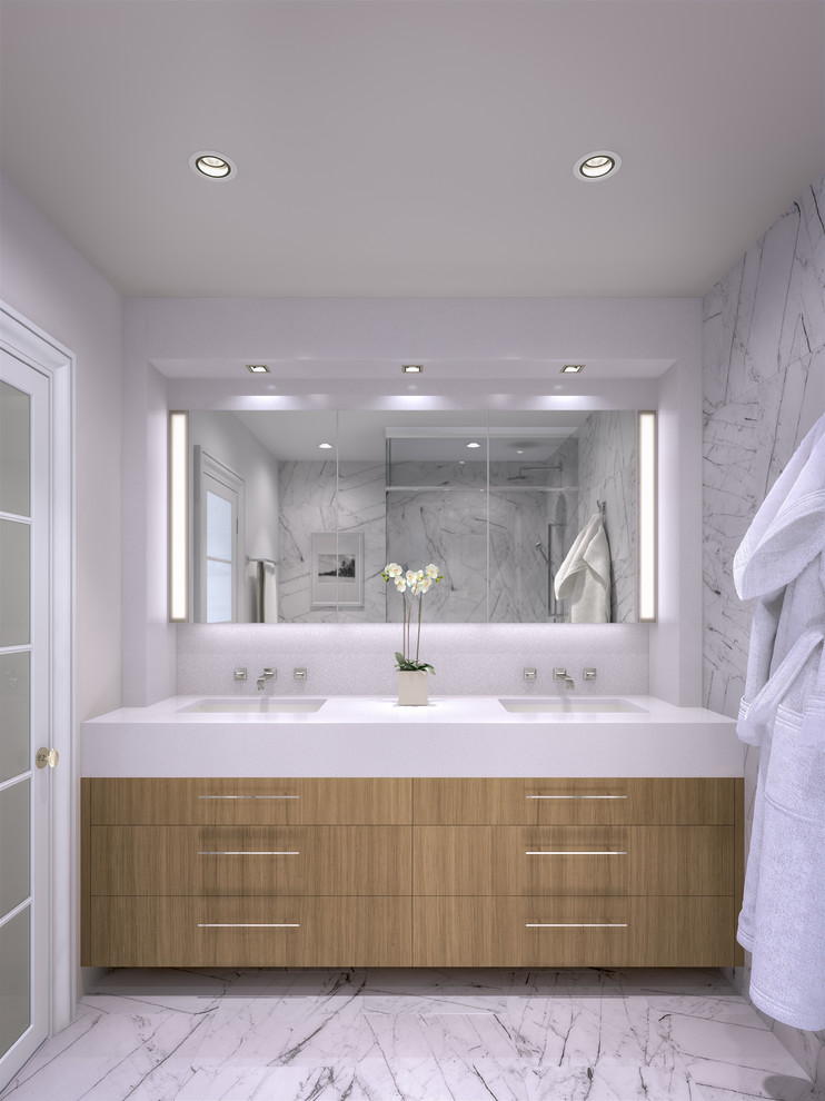 Diseño de cuarto de baño contemporáneo con armarios con paneles lisos, puertas de armario de madera clara, baldosas y/o azulejos de mármol, suelo de mármol y encimera de mármol