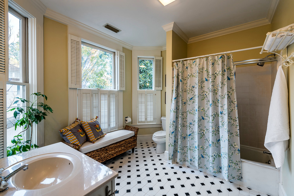 Immagine di una stanza da bagno padronale classica con pistrelle in bianco e nero, pareti gialle e pavimento con piastrelle in ceramica