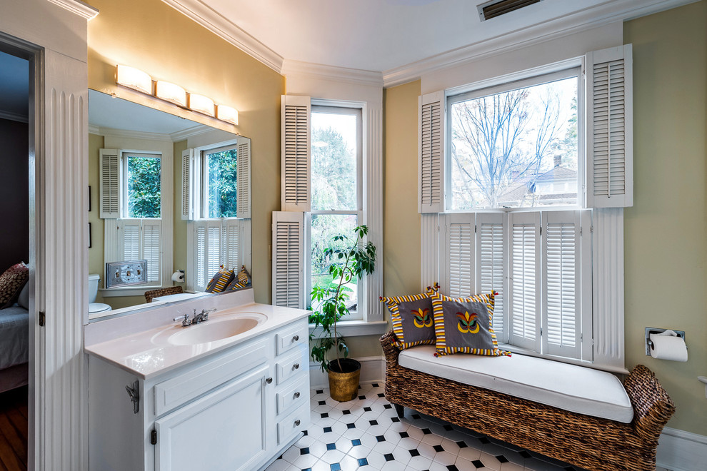 На фото: главная ванная комната в классическом стиле с черно-белой плиткой и желтыми стенами