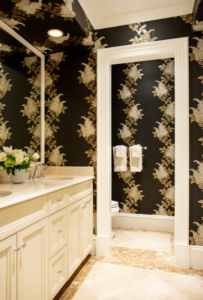Ejemplo de cuarto de baño tradicional de tamaño medio con armarios con paneles empotrados, puertas de armario blancas, aseo y ducha, encimera de acrílico y encimeras beige