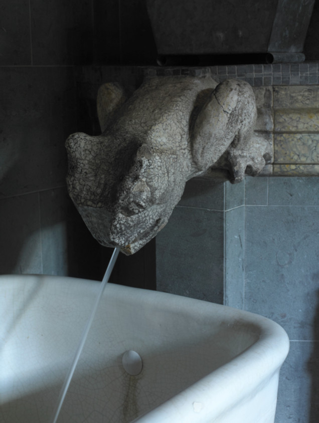 Idee per una grande stanza da bagno padronale chic con vasca con piedi a zampa di leone, vasca/doccia, WC a due pezzi, piastrelle grigie, piastrelle in pietra e pareti gialle