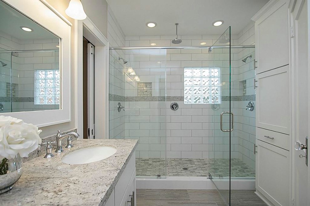 Foto di una stanza da bagno padronale stile americano con ante in stile shaker, ante bianche, doccia doppia, WC monopezzo, piastrelle grigie, pareti grigie, lavabo sottopiano e top in granito