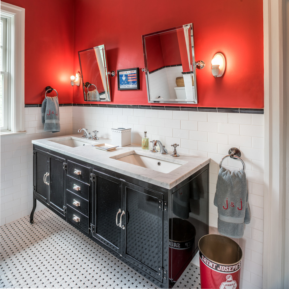 Eklektisk inredning av ett badrum för barn, med svarta skåp, svart och vit kakel, vit kakel, tunnelbanekakel, röda väggar, ett undermonterad handfat, marmorbänkskiva och skåp i shakerstil